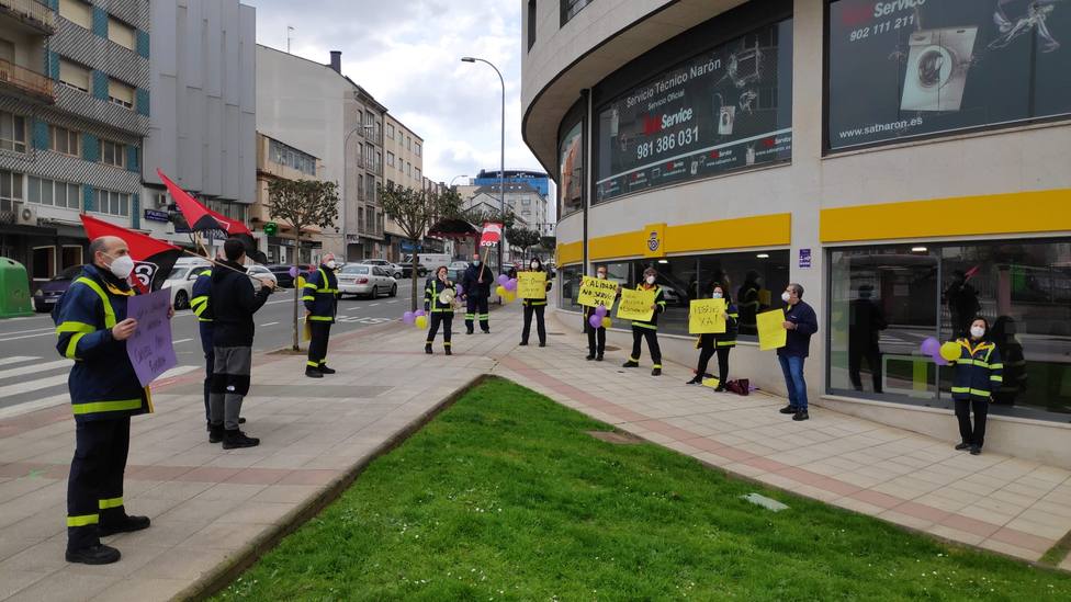 Trabajadores de Correos en Narón a las puertas de la oficina - FOTO: CGT