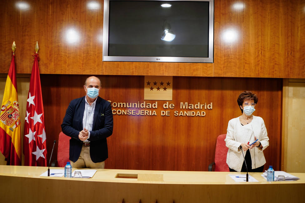 Antonio Zapatero, viceconsejero de Salud Pública y Elena Andradas, directora gral. | FOTO: Comunidad de Madrid