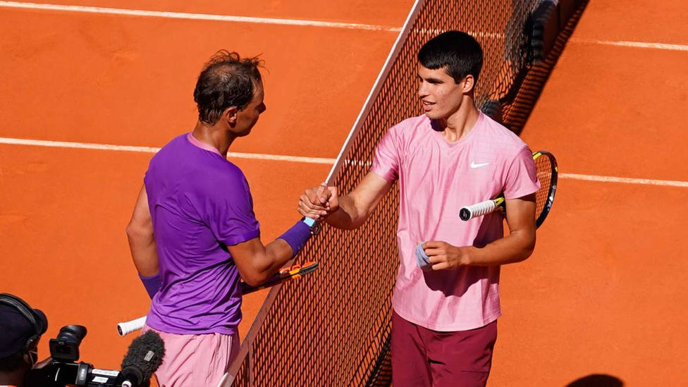 Rafa Nadal y Carlos Alcaraz, en el partido que les enfrentó en el Mutua Madrid Open. CORDONPRESS
