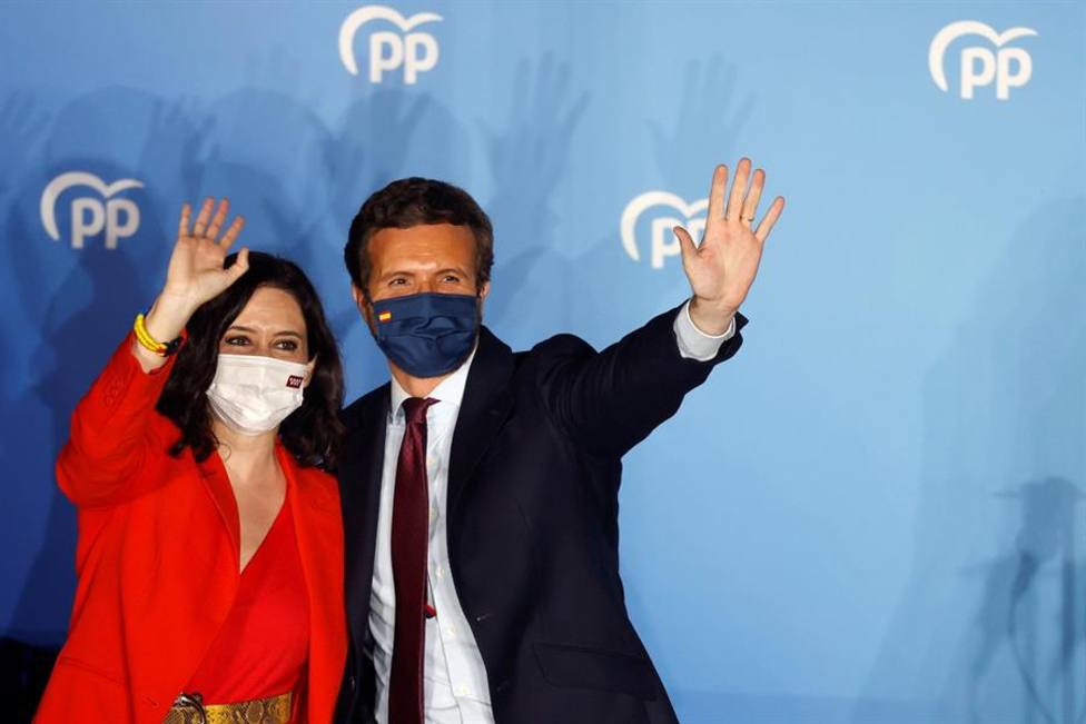 Pablo Casado celebrando la victoria de Isabel Díaz Ayuso en la sede del PP en Génova