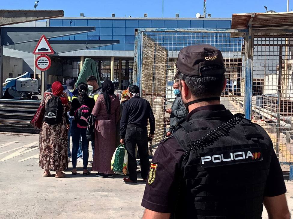 España acuerda un refuerzo inmediato de la presencia policial en la frontera de Ceuta con Marruecos