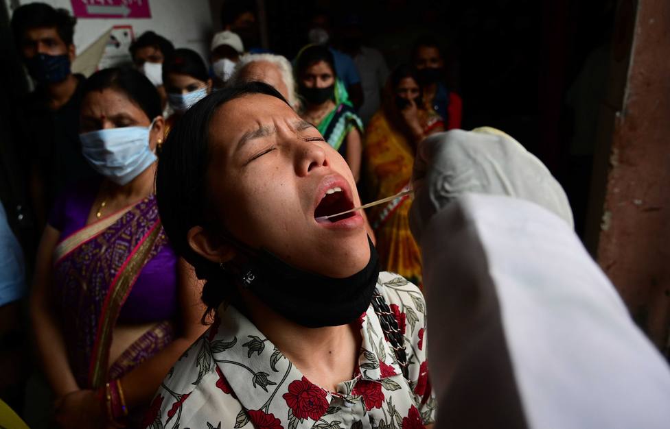 India notifica otro récord diario de muertes y supera los 25 millones de casos y los 275.000 decesos
