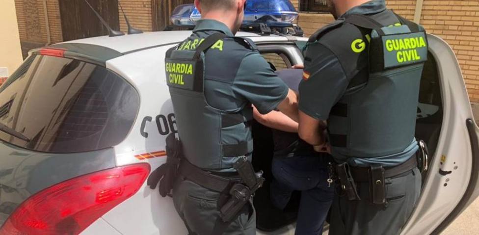 Agentes de la Guardia Civil introducen a un detenido en un vehículo. Europa Press