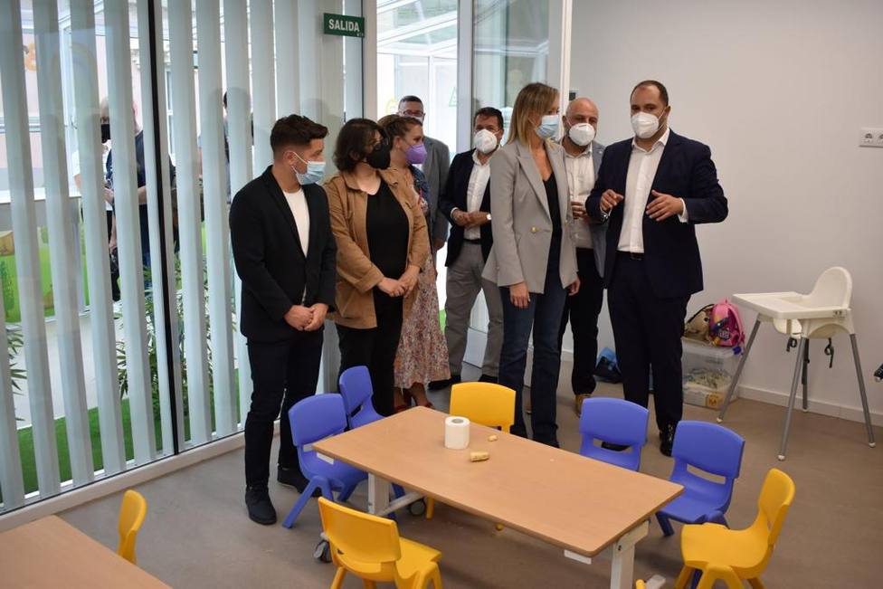 Fabiola García con el alcalde y otros invitados en la escuela infantil - Foto: Concello de Pontedeume