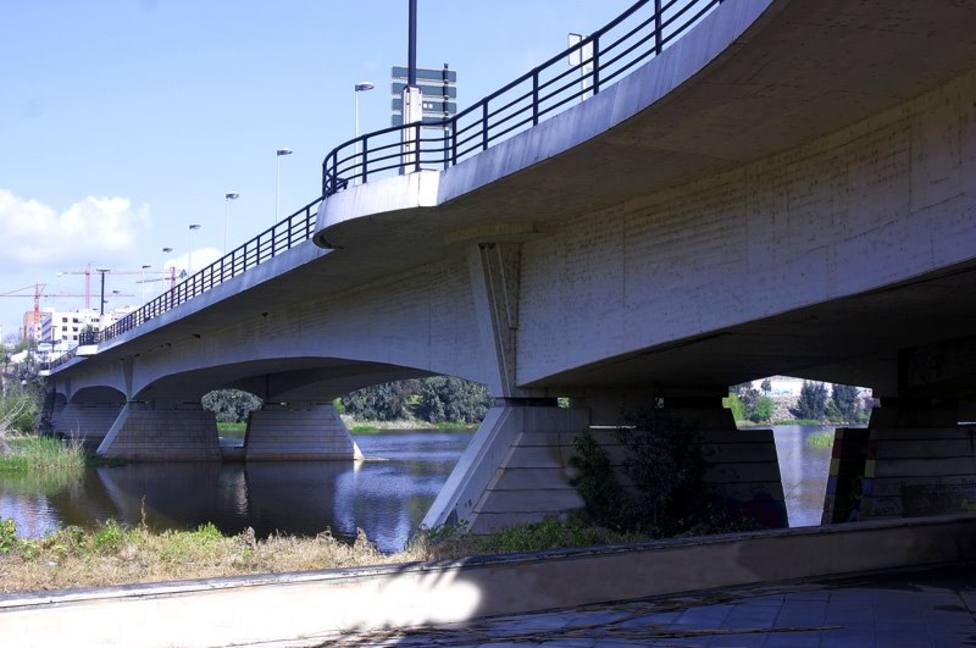 Encuentran el cadáver de una mujer bajo el Puente de la Autonomía en Badajoz