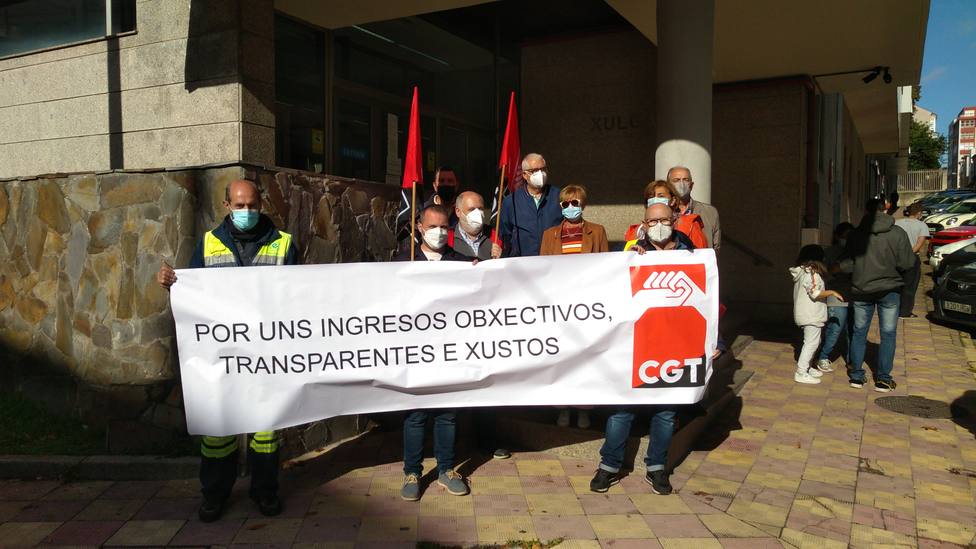 Integrantes de la CGT a las puertas de los juzgados de Ferrol - FOTO: CGT Navantia