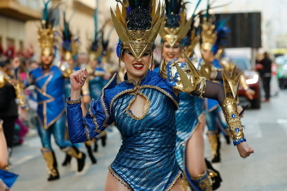 Águilas vuelve a brillar en el primer gran desfile de carnaval con 35 comparsas y más de 1.000 participantes