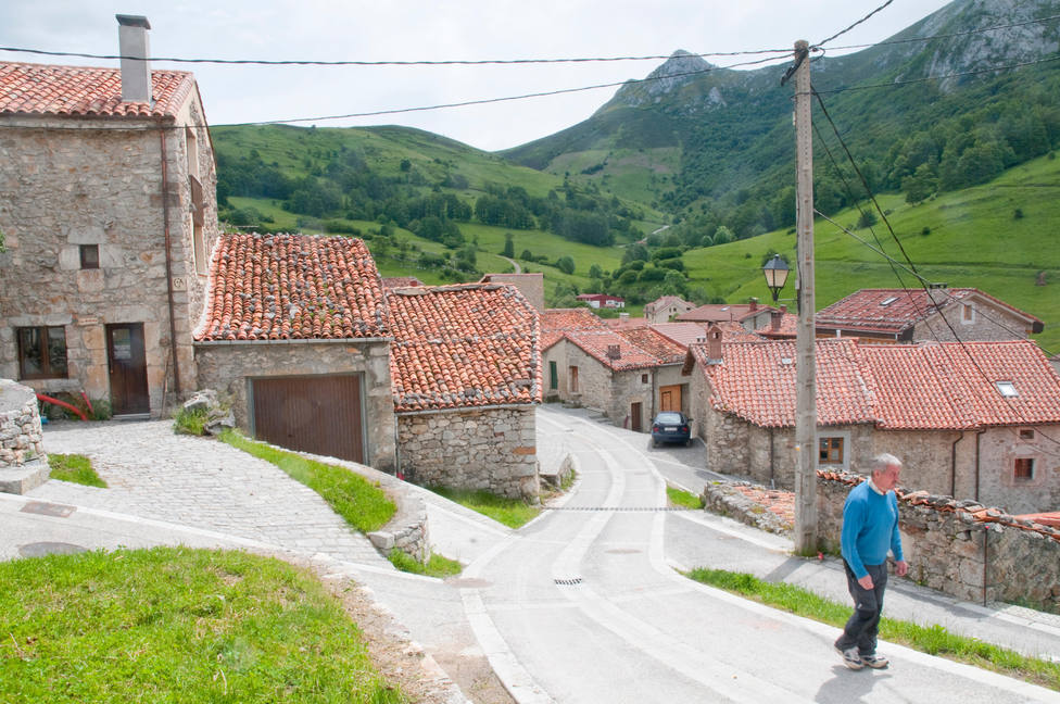 Sale a dar un paseo por su pueblo en Asturias y no da crédito a lo que encuentra en la calle