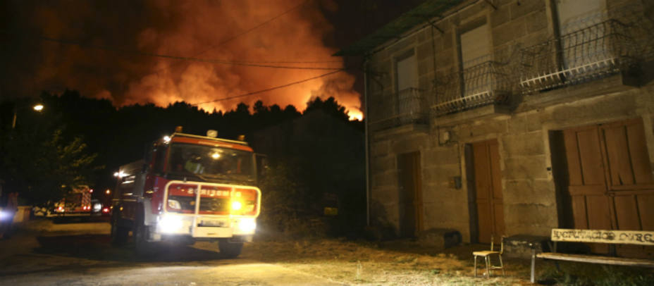 El fuego que se inició este miércoles en Boborás, comarca de Carballiño, en Ourense, llega junto a las casas de la localidad de Nogueira. EFE