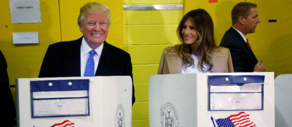 Trump junto a su esposa Melania votanto. REUTERS