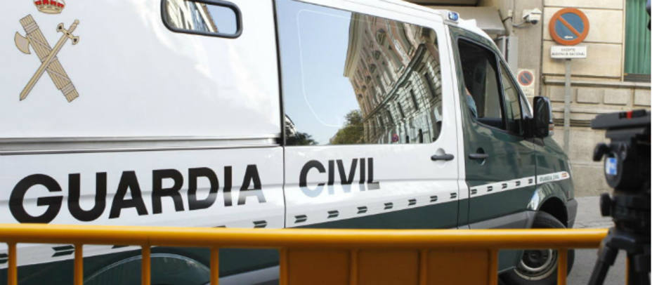 Un furgón de la Guardia Civil traslada a varios de los detenidos en la Operación Púnica. EFE.