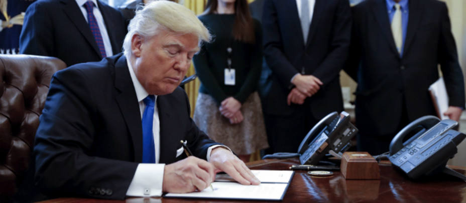 Donald Trump durante la firma de dos órdenes ejecutivas para resucitar los polémicos proyectos de los oleoductos. EFE
