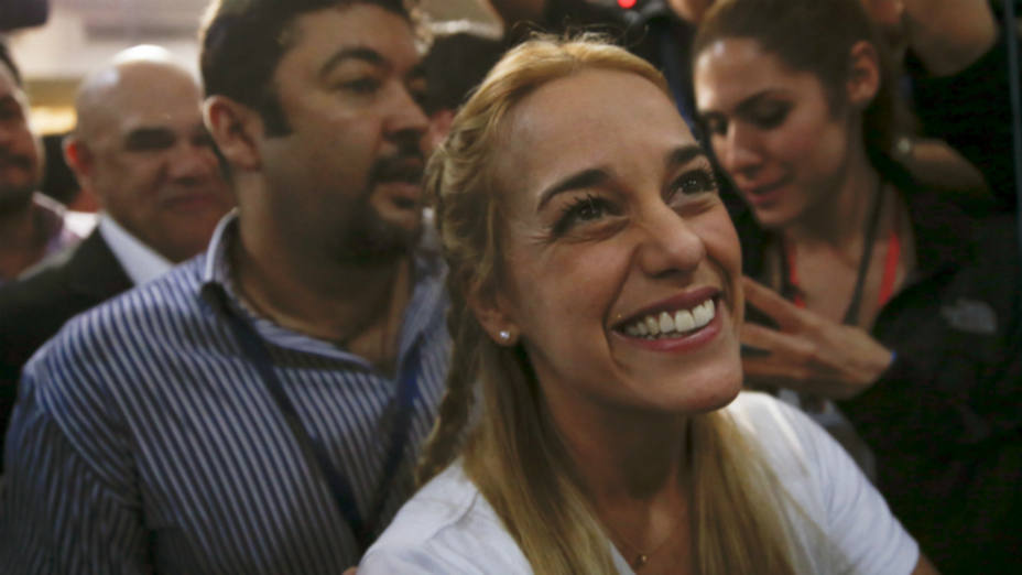 Lilian Tintori, mujer del líder opositor Leopoldo López, celebra los resultados. REUTERS