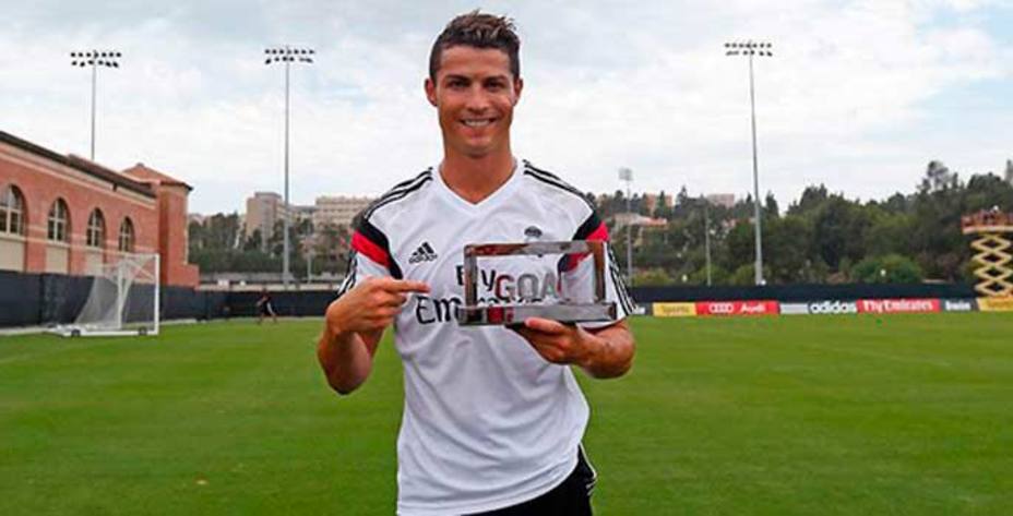 El portugués, con el trofeo al mejor jugador del mundo de la temporada pasada. (Real Madrid)