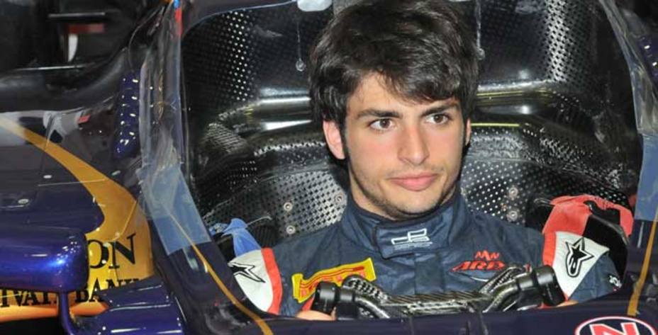 Carlos Sainz Jr. suibido a un Red Bull