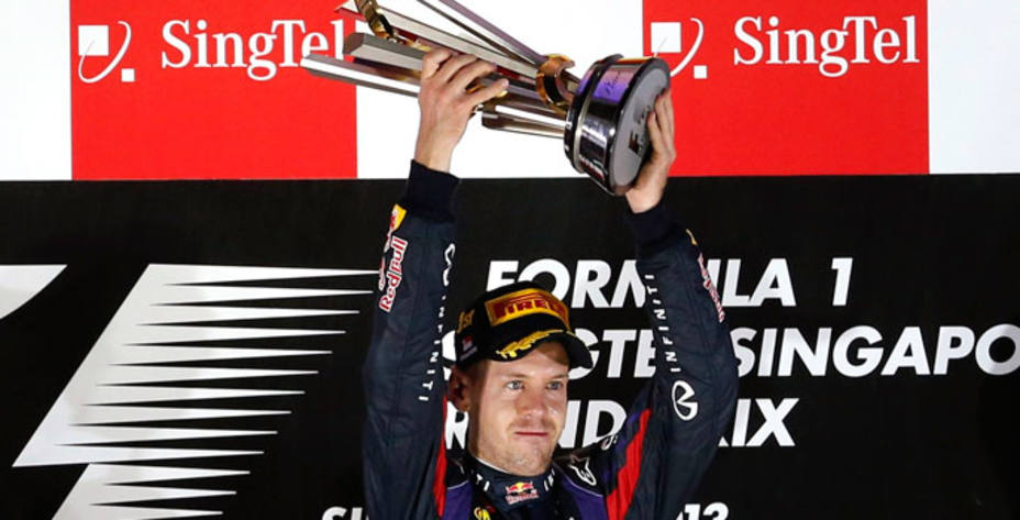 Vettel, con el trofeo del GP de Singapur (Reuters)