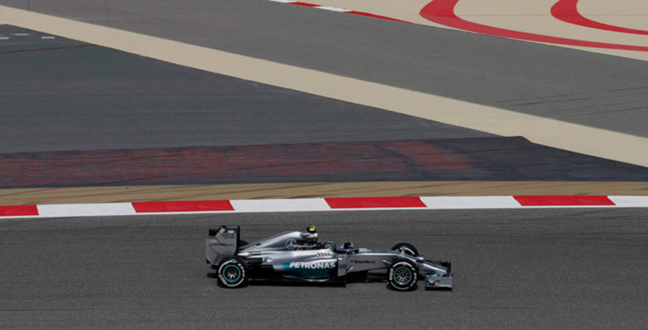Los Mercedes de Rosberg y Hamilton, los más rápidos en los libres de Baréin. REUTERS