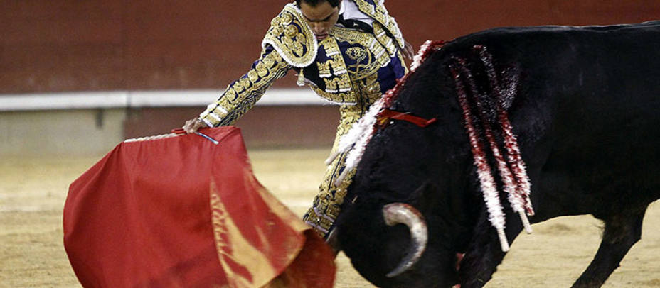 Bolívar toreando a Comino, el toro de Cuadri premiado con la vuelta al ruedo. EFE