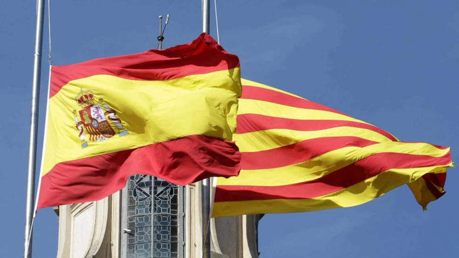 Las banderas de España y Cataluña en el Parlamento Catalán