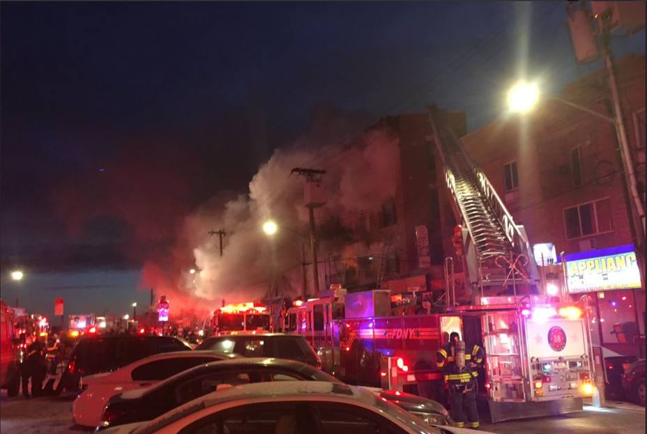 Los bomberos trabajan en la extinción de un incendio de un edificio en el Bronx (Nueva York)