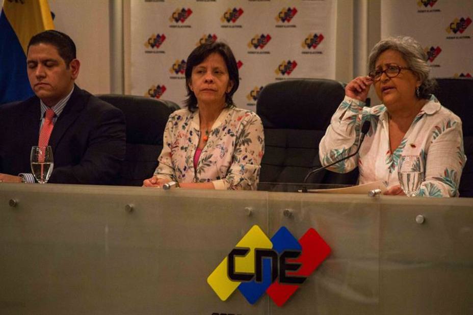 La presidenta del Consejo Nacional Electoral (CNE) de Venezuela, Tibisay Lucena (d), ha sido la encargada de hacerlo público