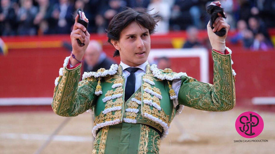 Andrés Roca Rey con las dos orejas cortadas este viernes en Valencia.