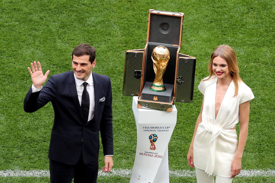 Iker Casillas deposita la Copa del Mundo en la inauguración del Mundial