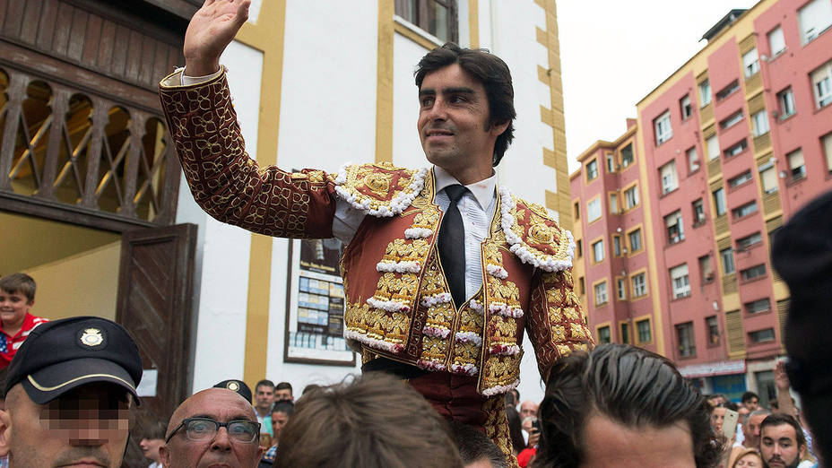 Miguel Ángel Perera en su salida a hombros este miércoles en Santander