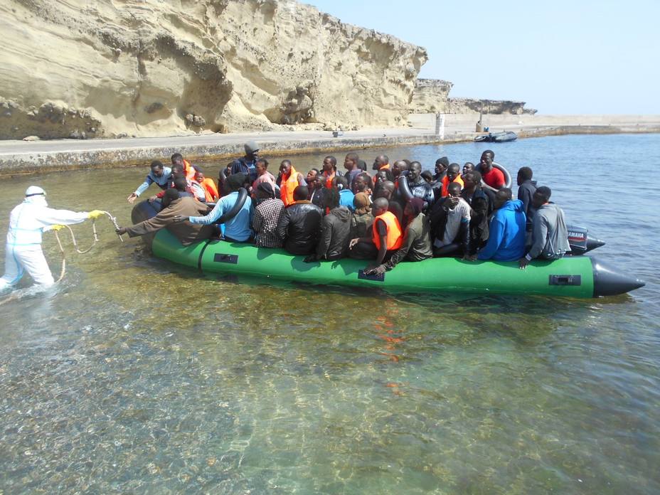 Llegan 68 inmigrantes en una patera a la Isla de Alborán y Salvamento busca a otra barcaza