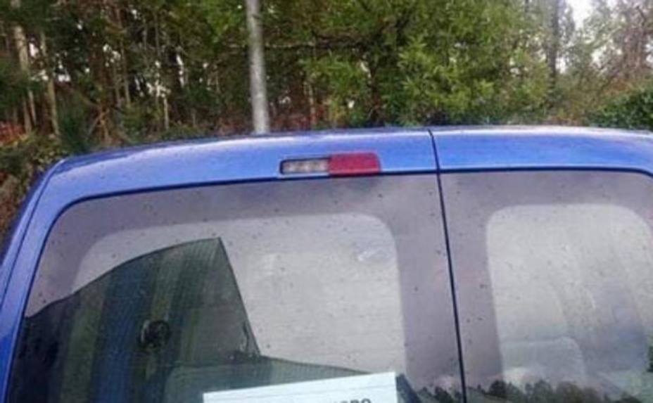El ingenioso cartel de precaución que un conductor ha puesto en su coche
