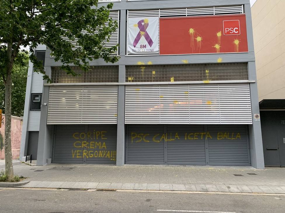 La sede del PSC amanece con pintadas amarillas y referencias a Coripe, donde quemaron un muñeco de Puigdemont