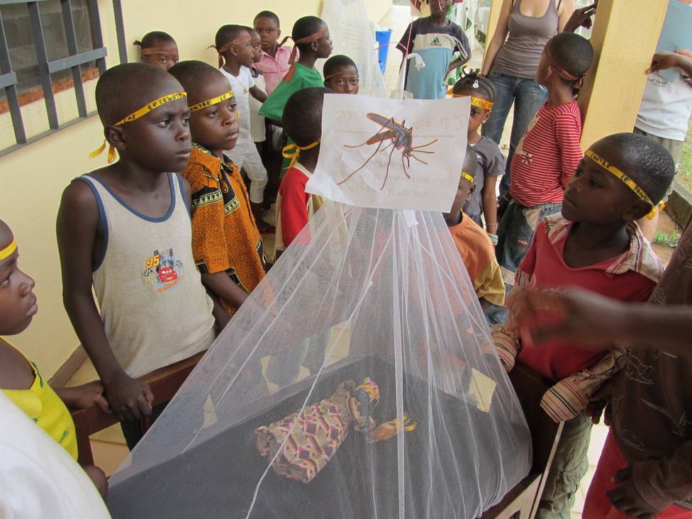 La Fundación Recover acompaña a colegios en Camerún para que aprendan a identificar de forma precoz casos de malaria