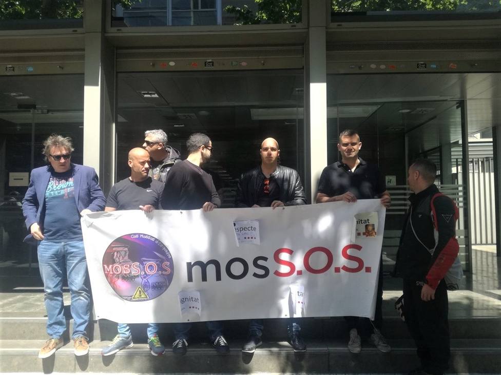 Sindicalistas de Mossos se concentran en la Conselleria de Interior pidiendo negociar