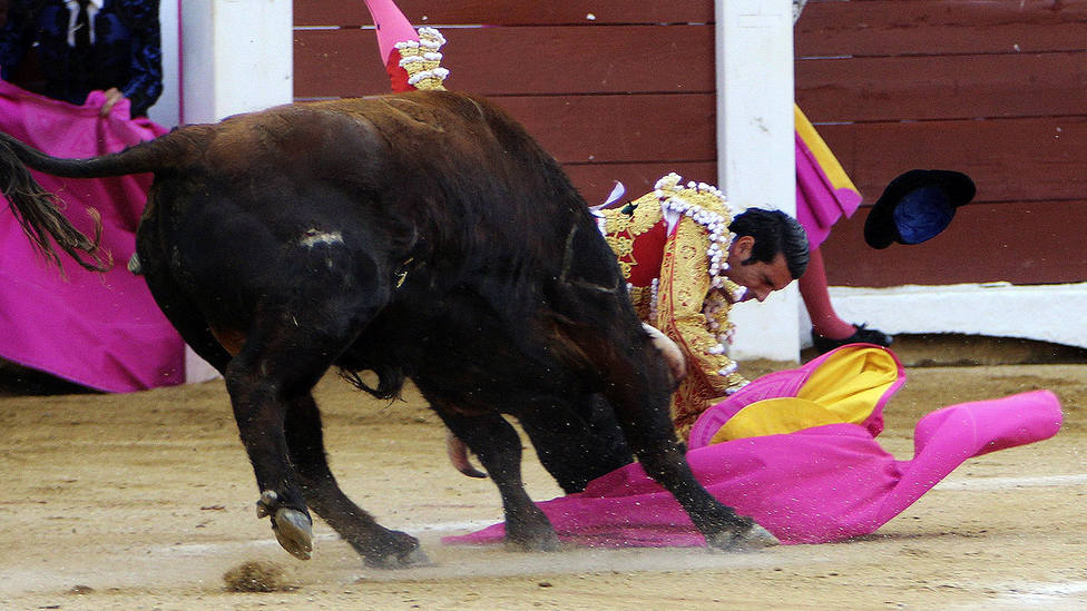 Momento de la fuerte voltereta que sufrió Emilio de Justo el pasado domingo en Cáceres