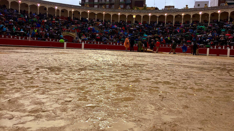 Estado del ruedo de la plaza de toros de Albacete minutos antes de la suspensión del festejo