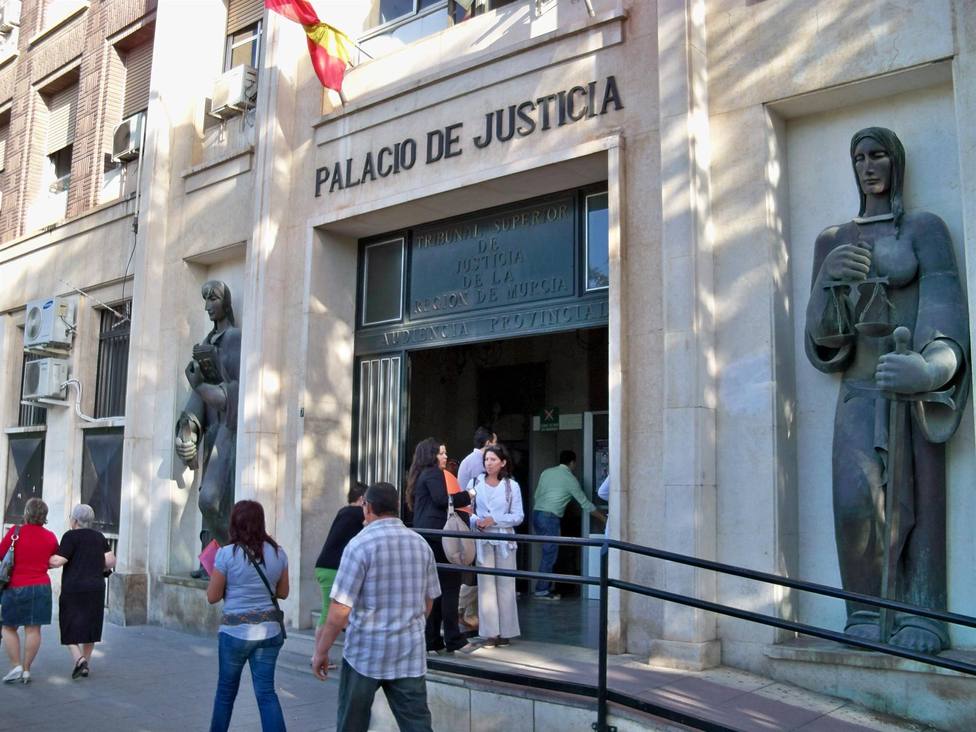 Piden hasta 39 años de cárcel para los acusados de golpear y apuñalar a un joven en Lorca