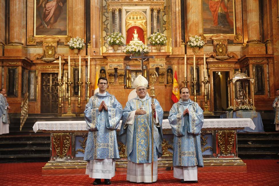 El Obispo y los dos nuevos diáconos