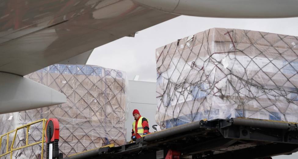 Llega a Barajas un avión con 102 toneladas de material sanitario de protección para los hospitales de Madrid