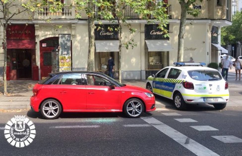 Agentes de movilidad de Madrid rescatan a un bebé encerrado en un coche en la calle Serrano