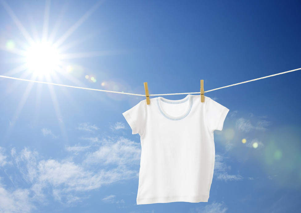 Lo que nunca debes hacer si blanqueas tu ropa al sol