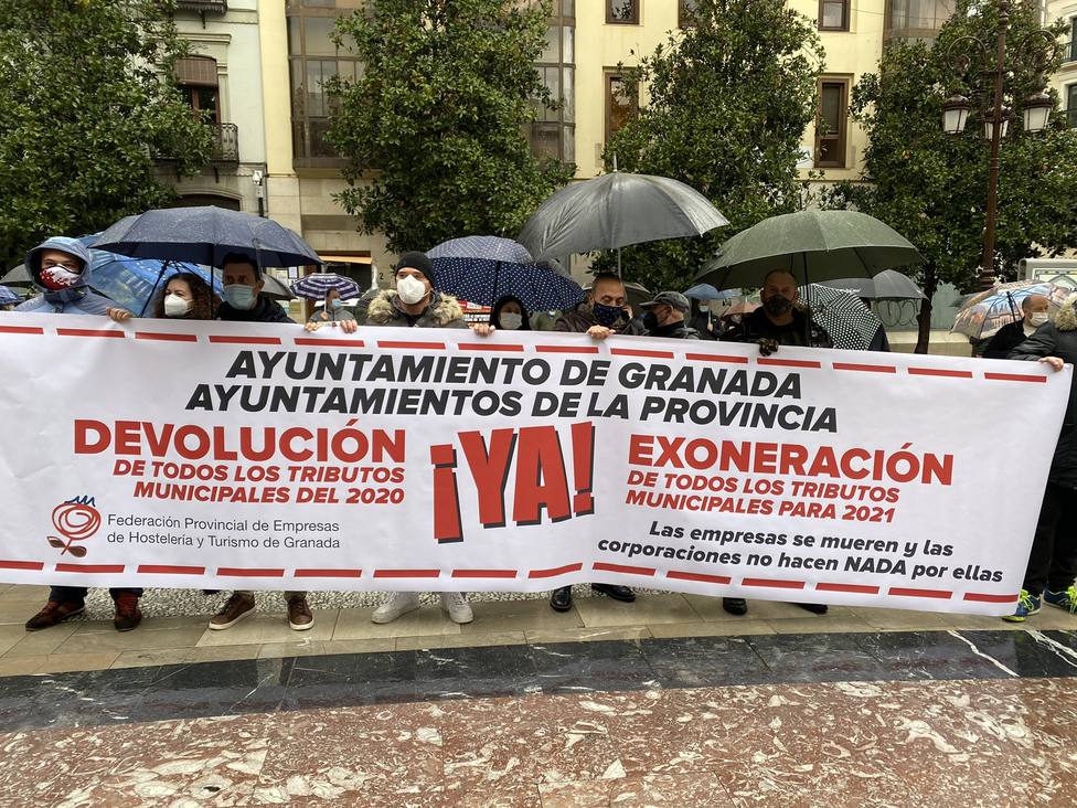 Los hoteleros de Granada suplican que se reabran sus negocios en una nueva concentración
