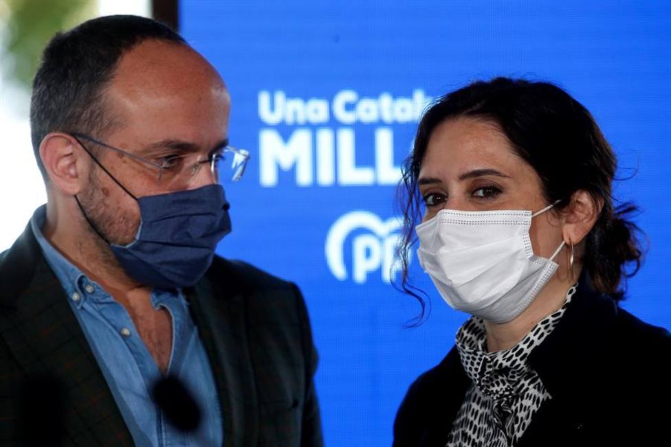 La presidenta de la Comunidad de Madrid, Isabel Díaz Ayuso junto al candidato del PPC Alejandro Fernández