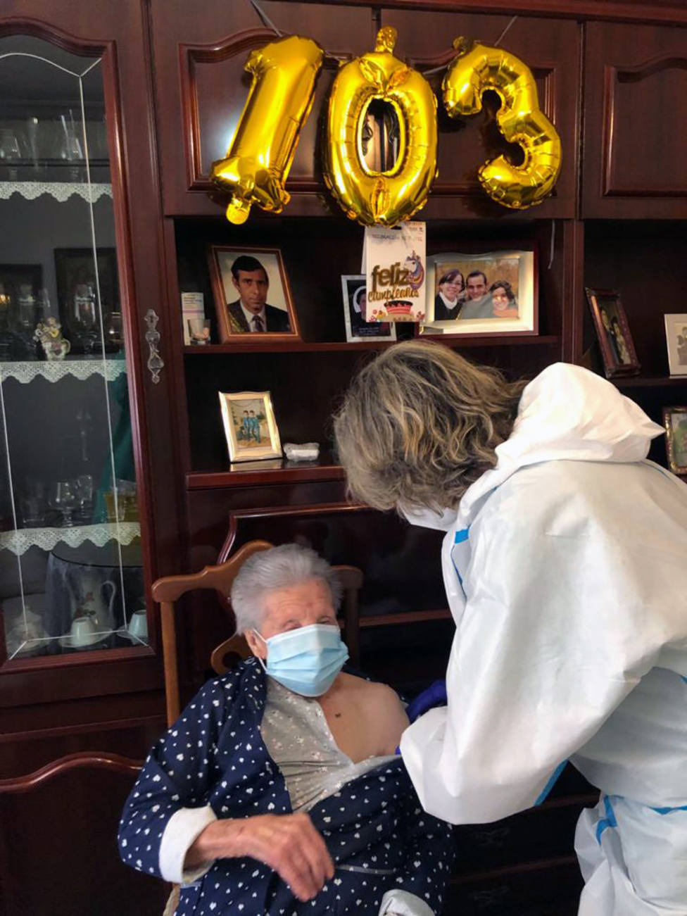 Vacunan a Araceli el día de su 103 cumpleaños