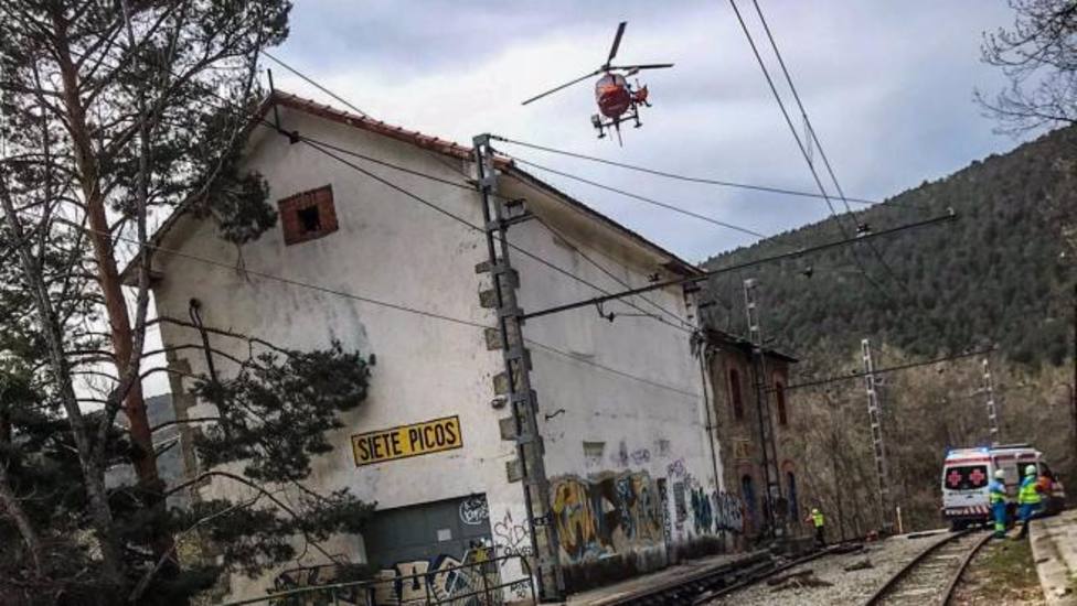 Un joven de 16 años cae desde 5 metros de altura tras electrocutarse con la catenaria de un tren en Cercedilla