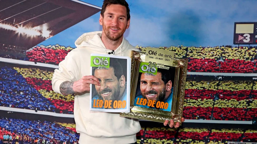 Leo Messi, con el diario Olé, tras la entrevista concedida por el 25 aniversario del diario argentino