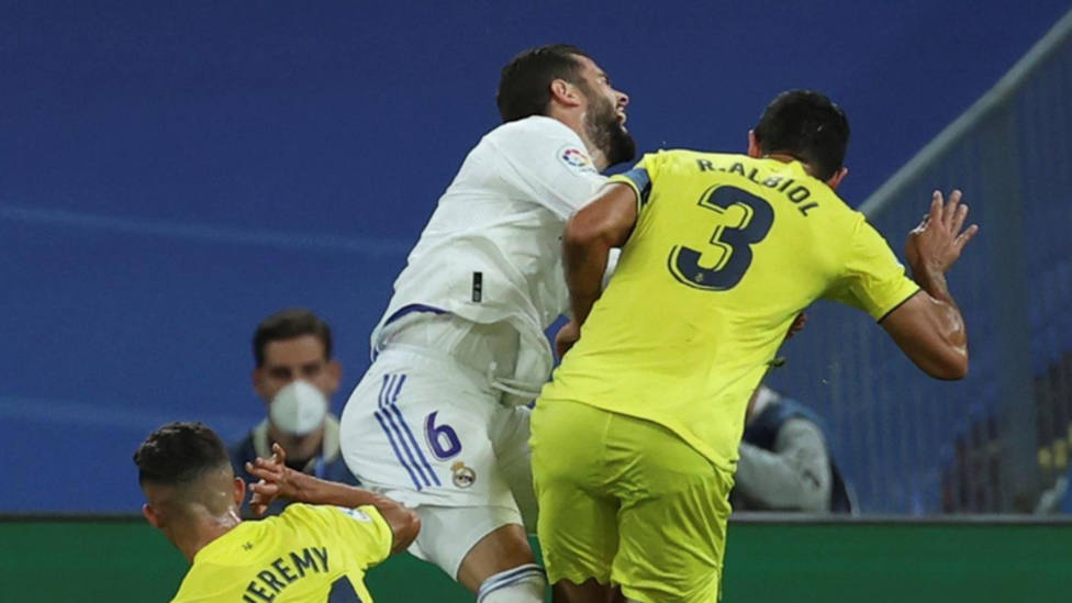 Albiol carga contra Nacho en una jugada de la primera parte entre el Real Madrid y el Villarreal. EFE