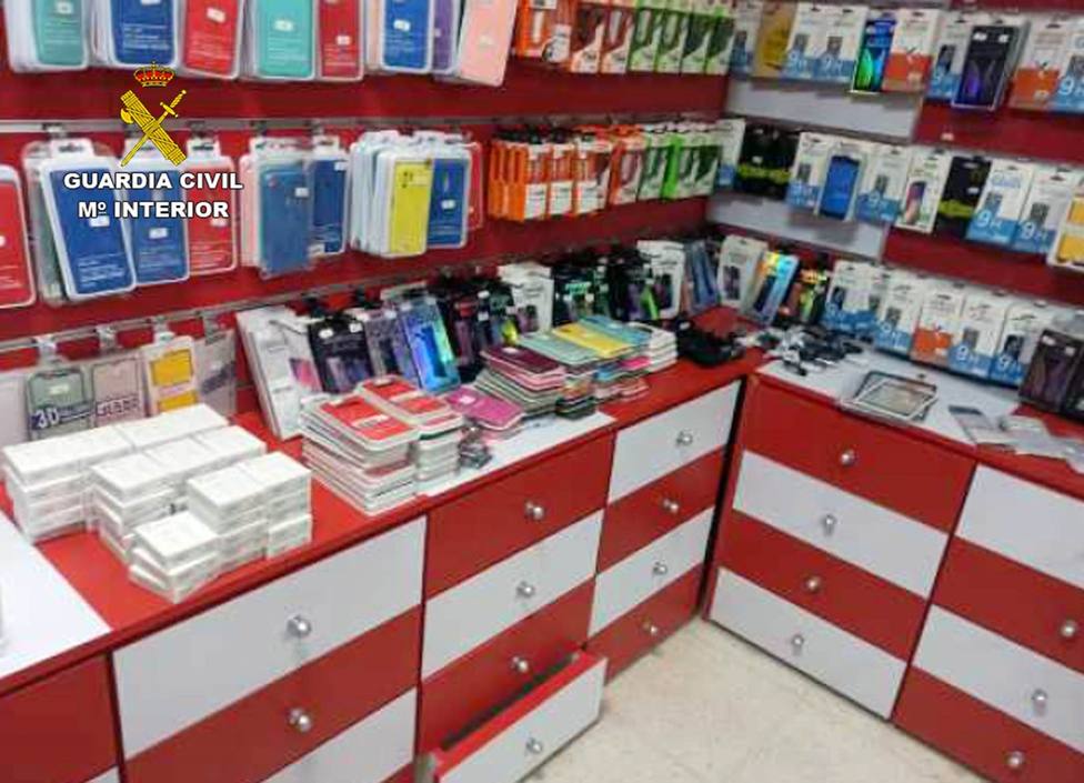 La Guardia Civil se incauta de más de 300 accesorios para teléfonos móviles falsificados en un comercio
