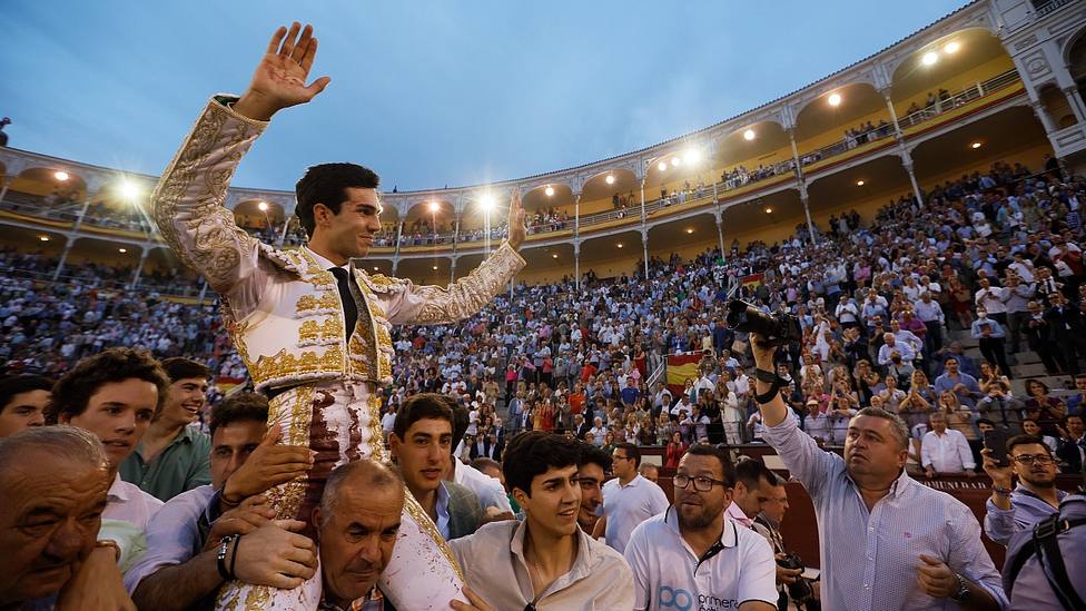 Tomás Rufo en su salida a hombros de la plaza de toros de Las Ventas en la Feria de San Isidro 2022