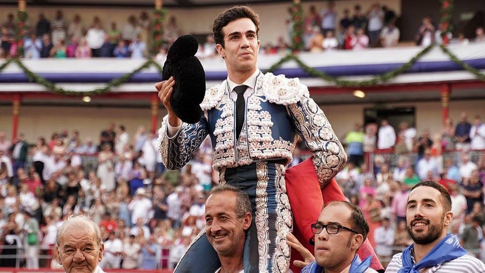 Tomás Rufo en su salida a hombros este domingo en la plaza de toros de Santander