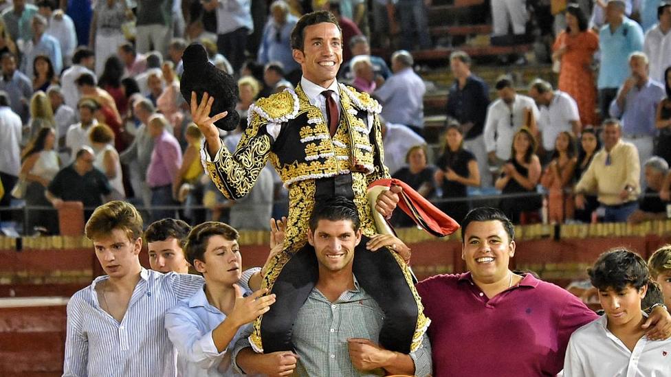 David de Miranda, en su salida a hombros en la Feria de Colombinas 2023 de Huelva